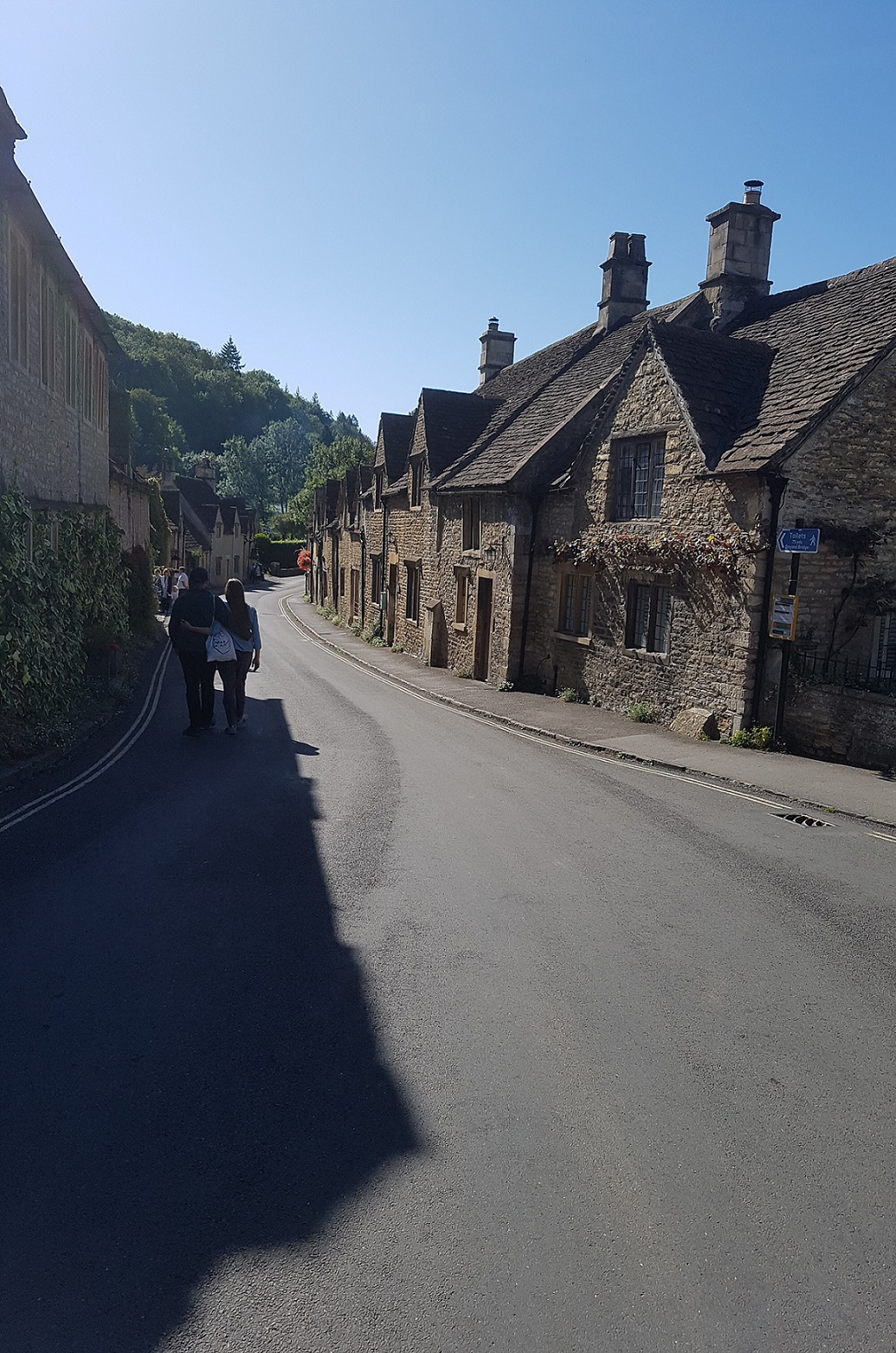 Castle Combe, The Street od strony The Market Cross